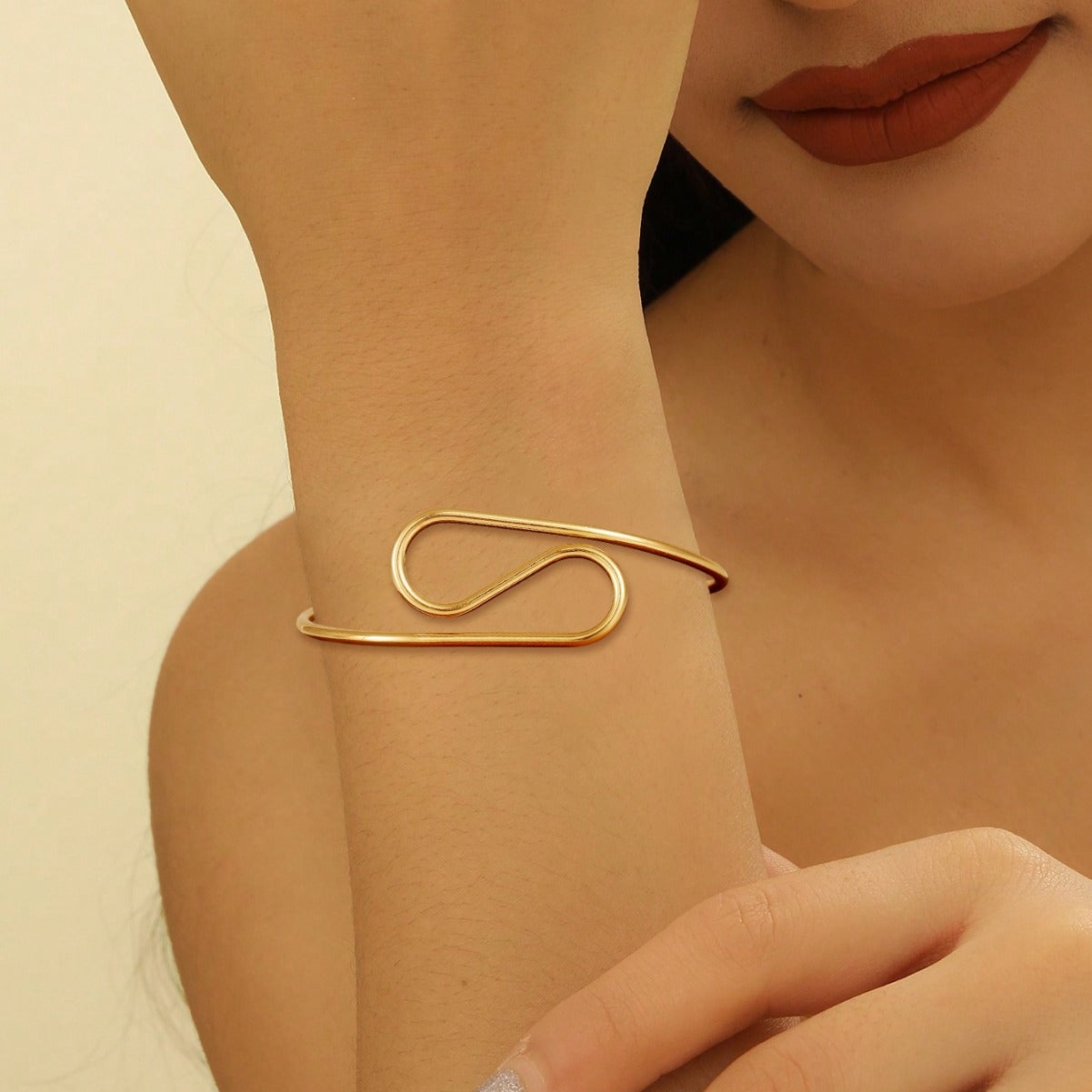 Women's Cuff in Modern Wave Pattern