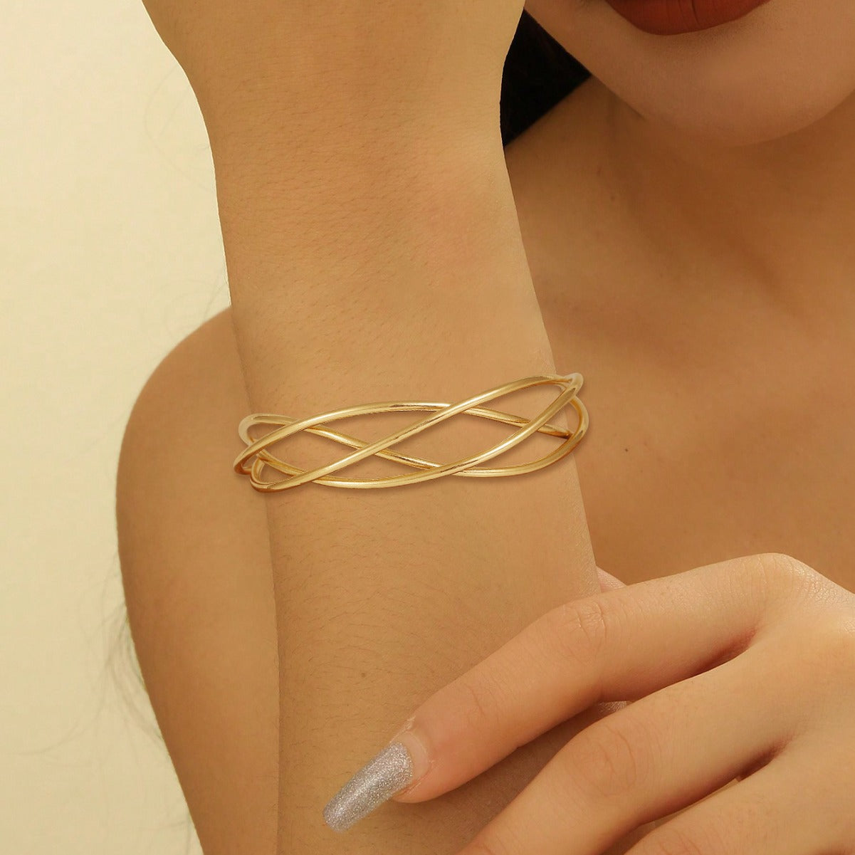 Women's Bangle with Elegant Curved Design