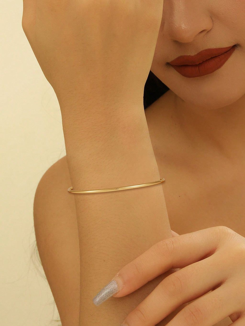 Women's Bangle with Elegant Curved Design