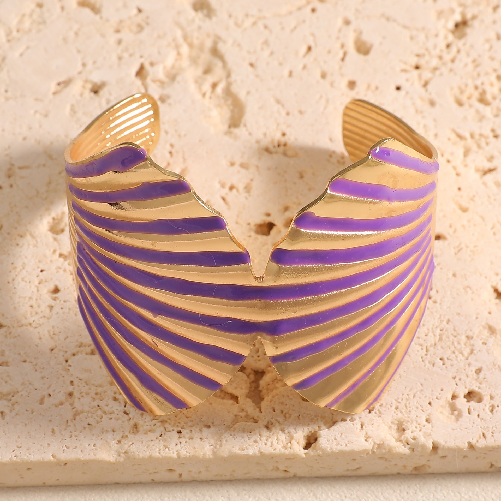 Women's Bangle with Elegant Shell Design