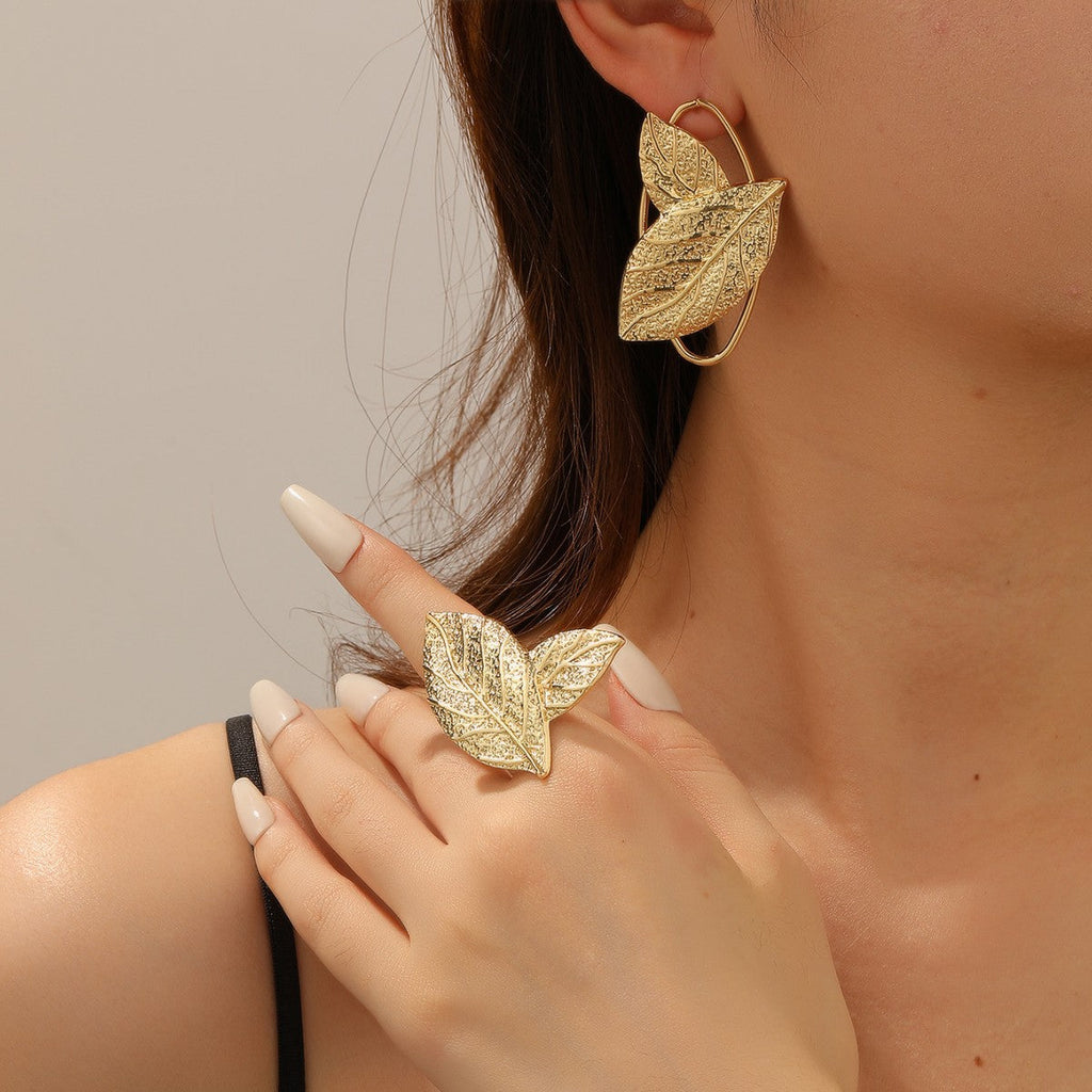 Women's Bracelet with Elaborate Leaf Design