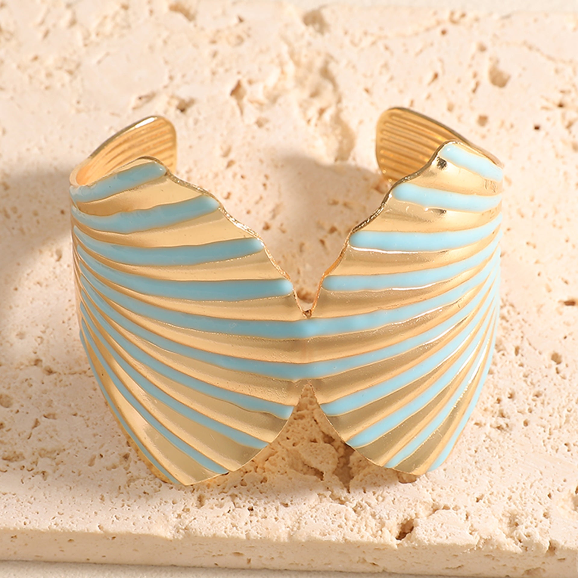 Women's Bangle with Elegant Shell Design