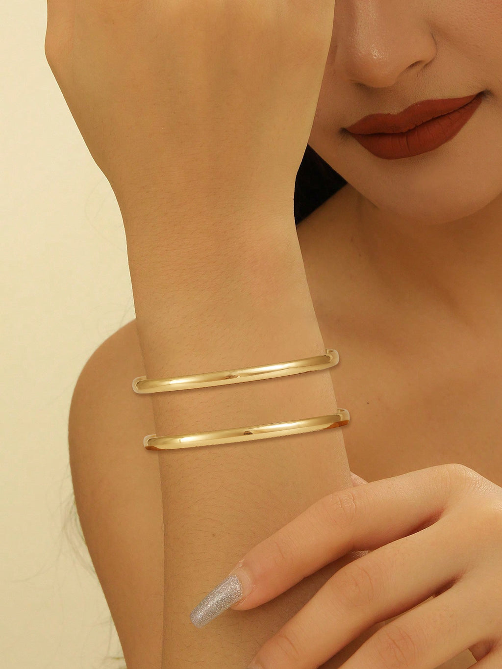 Women's Bangle with Elegant Curved Design