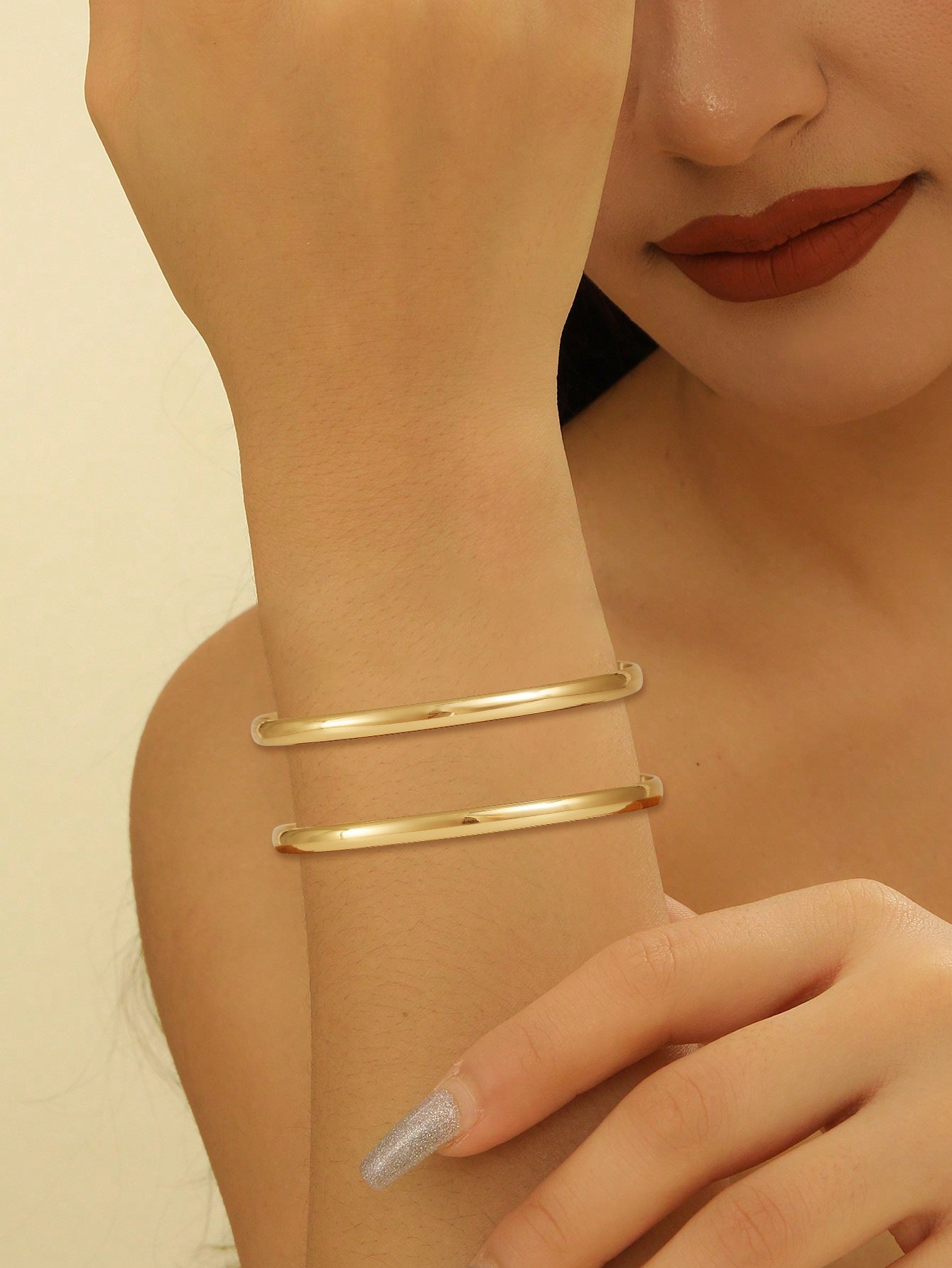 Women's Bangle with Elegant Curved Design