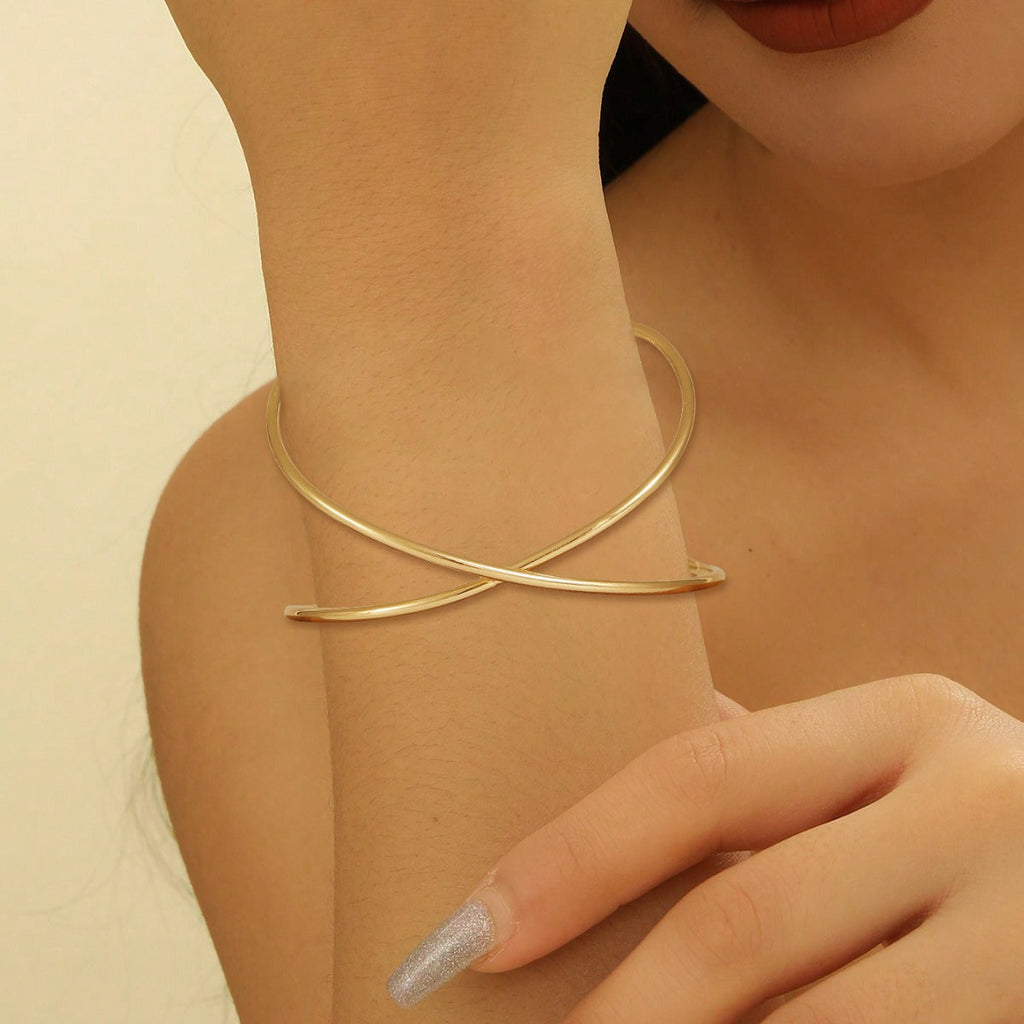 Women's Bangle with Elegant Curved Design