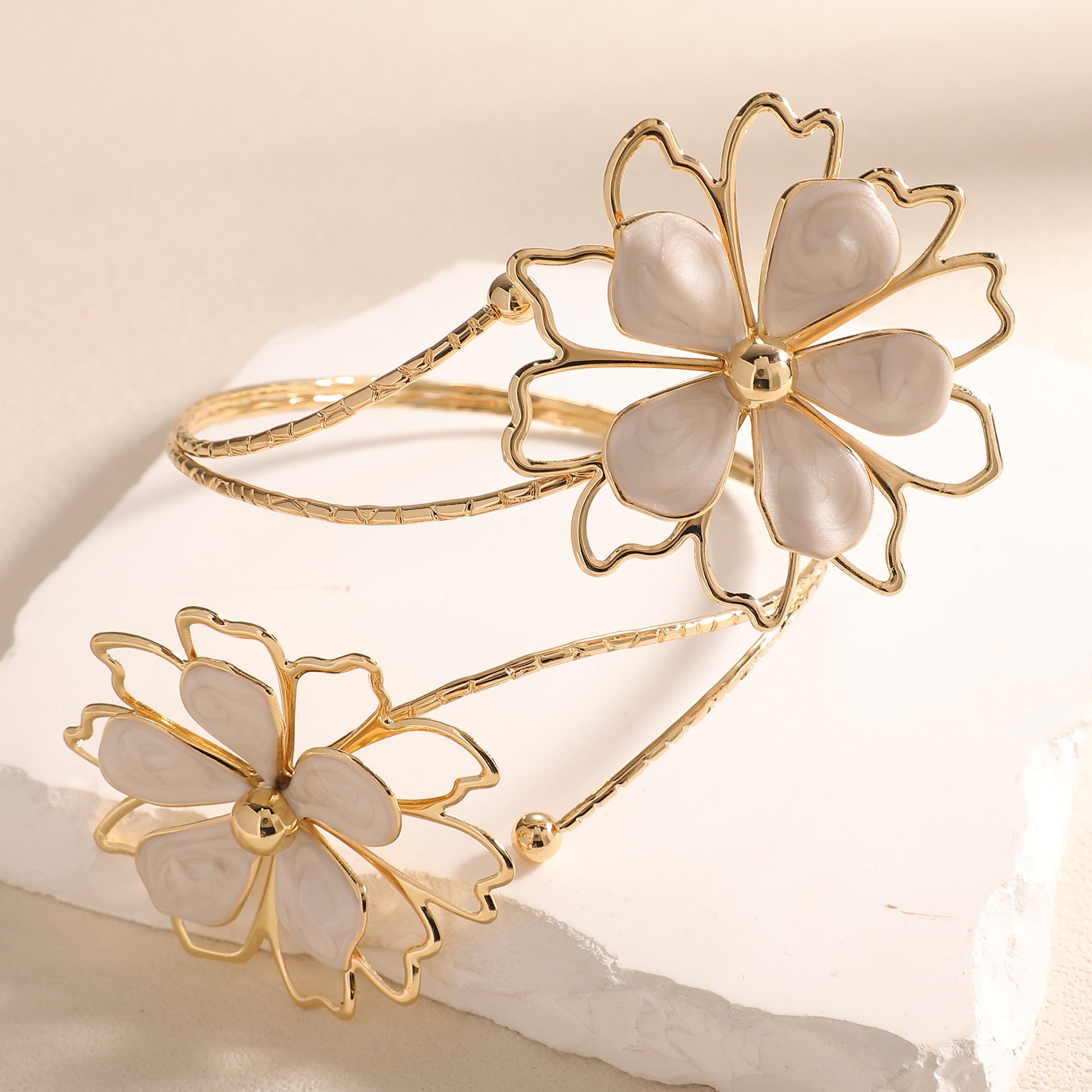 Women's Bracelet with Artistic Flower Design