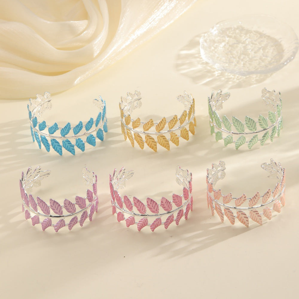 Women's Bracelet in Elegant Leaf Design