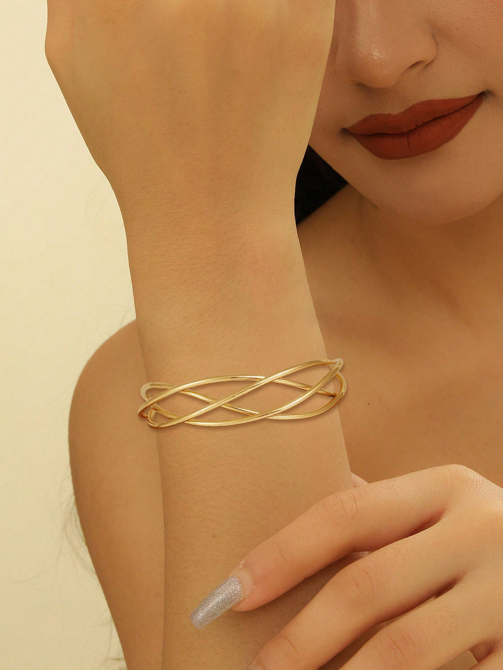 Women's Bangle with Elegant Curved Design
