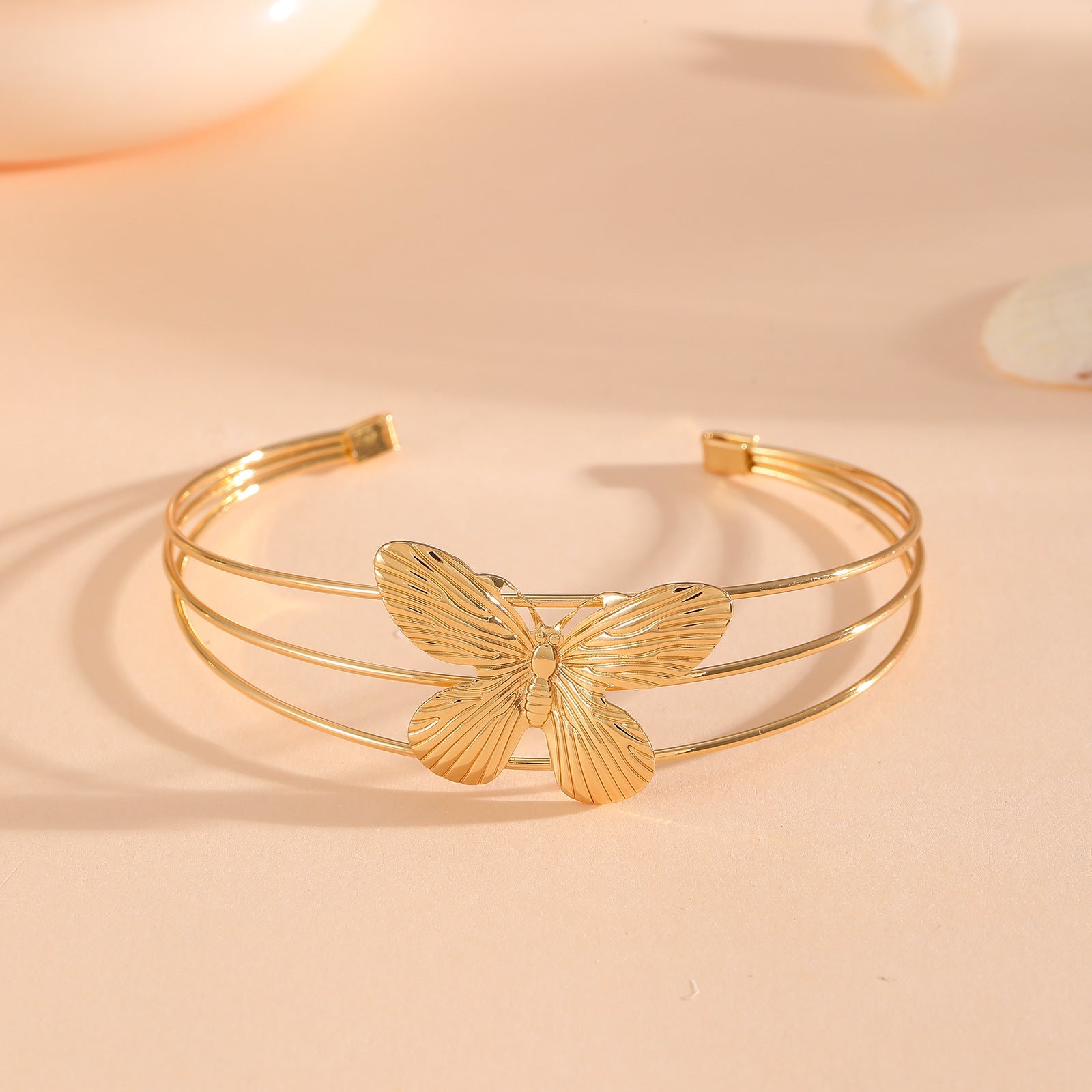 Women's Bracelet with Intricate Bow Design
