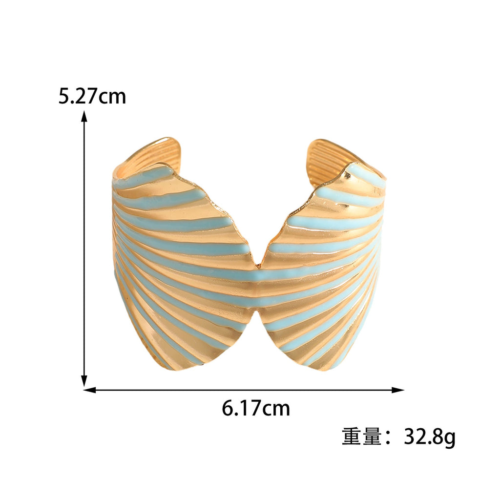 Women's Bangle with Elegant Shell Design