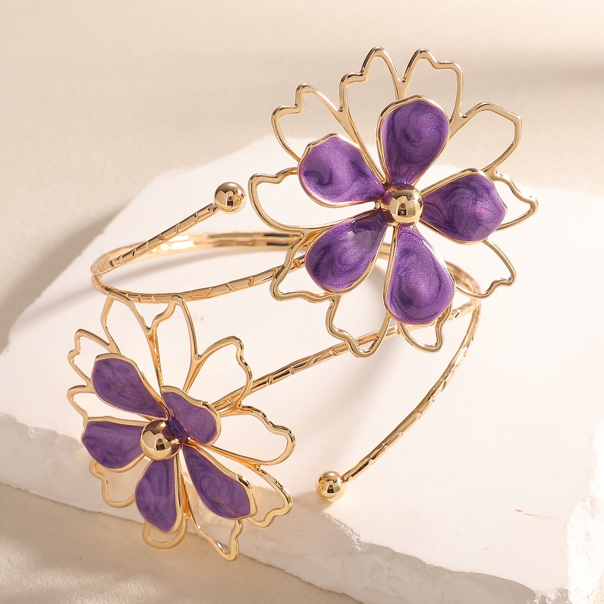 Women's Bracelet with Artistic Flower Design
