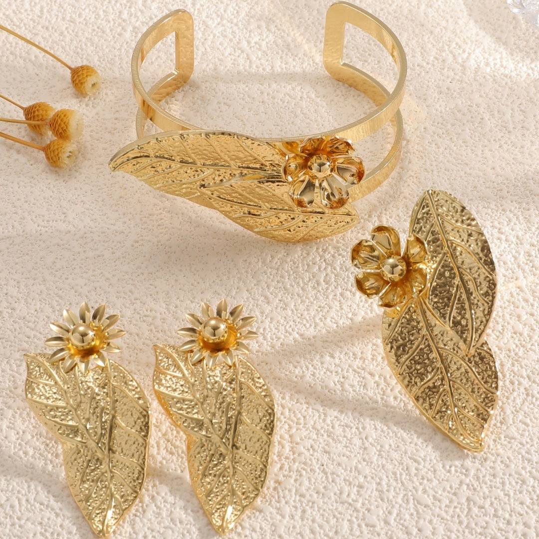 Women's Bangle with Elaborate Leaf Design