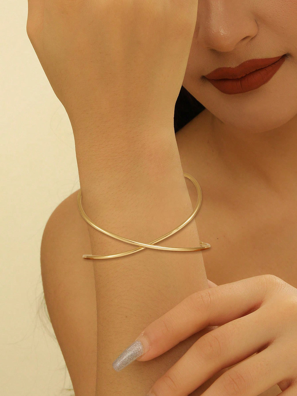 Women's Bangle with Elegant Curved Design