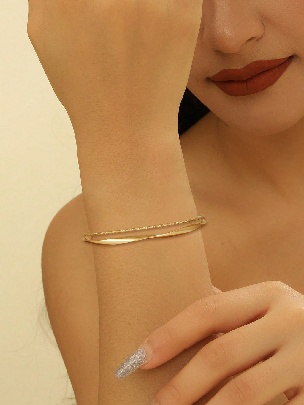 Women's Bangle with Elegant Curved Design