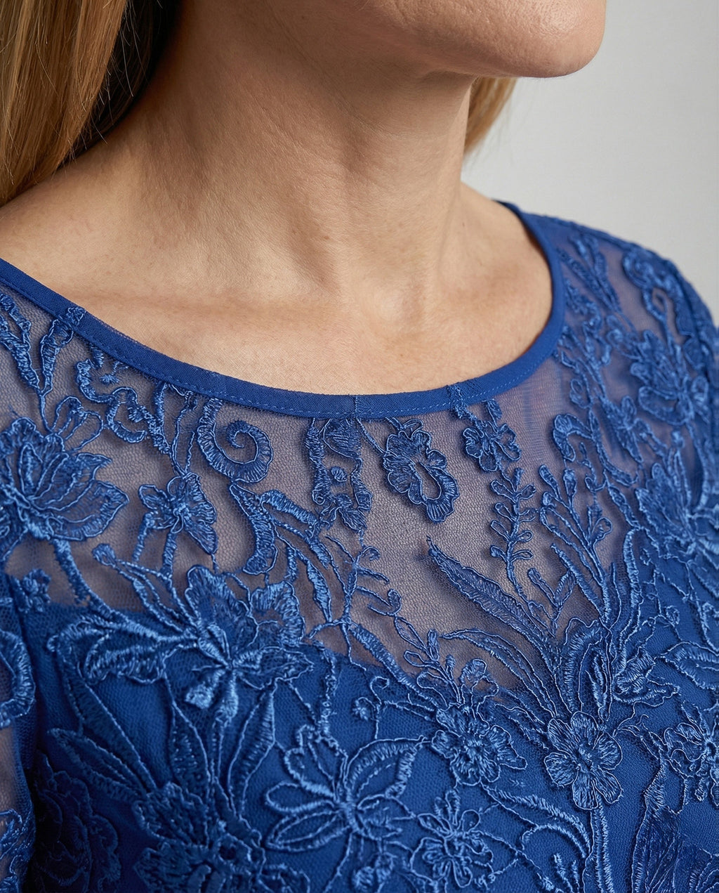 Elegant Chiffon Evening Dress with Lace - Close-Up Detail