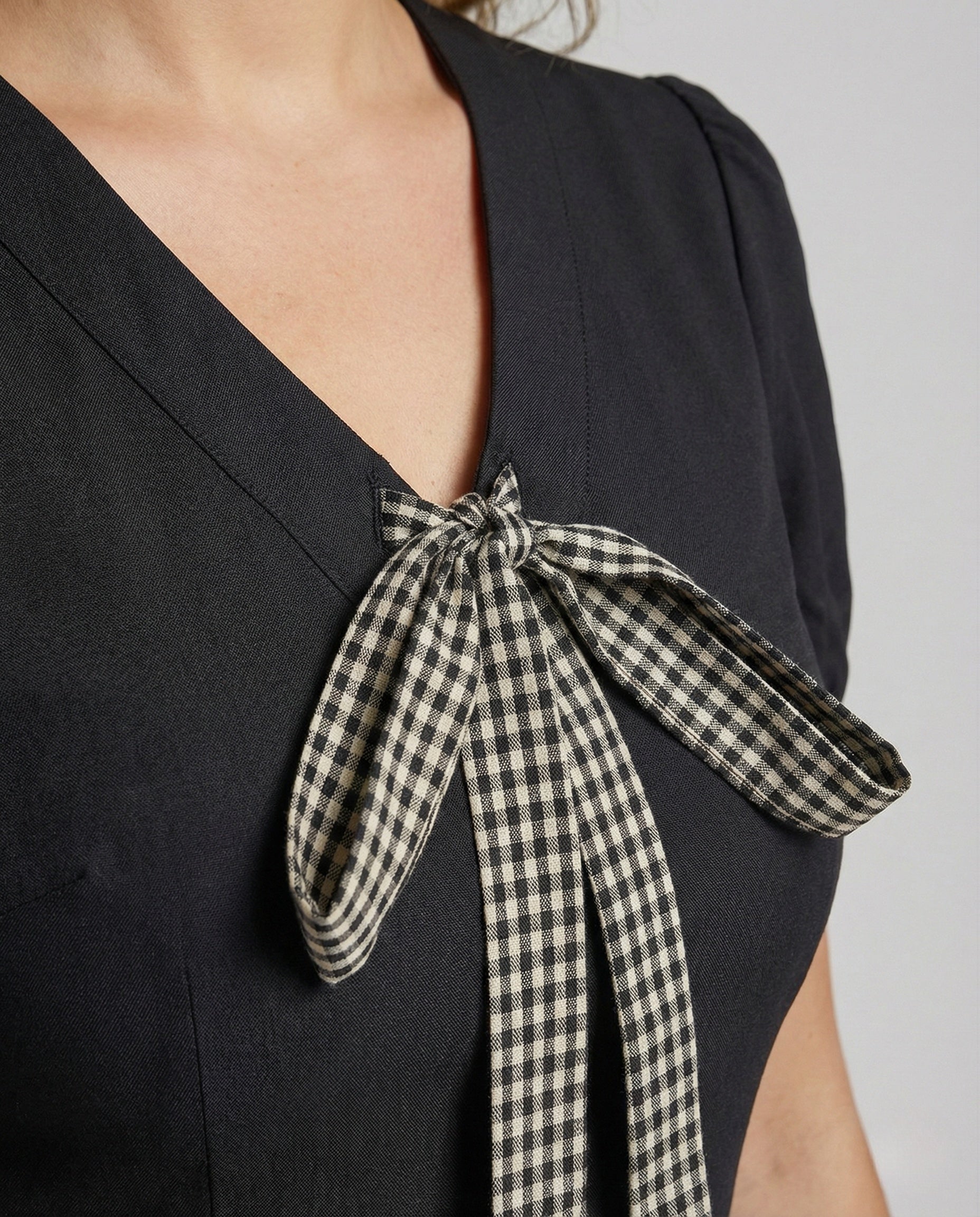 Women's Midi Dress with Vichy Bow - Close-Up Detail
