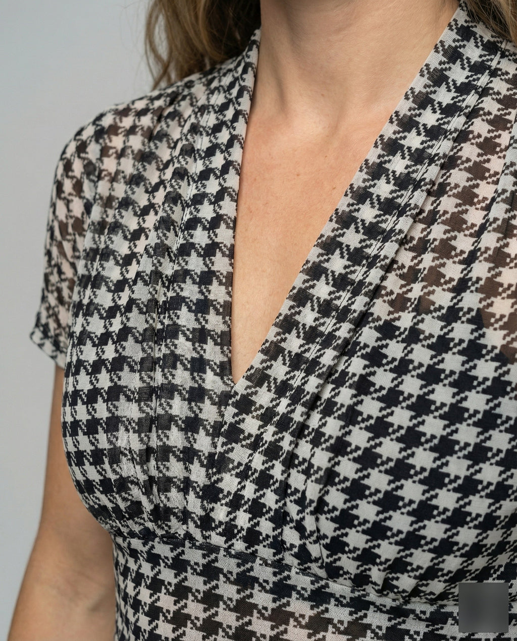 Women's Slim-Fit Short-Sleeve Blouse Top with Houndstooth - Close-Up Detail