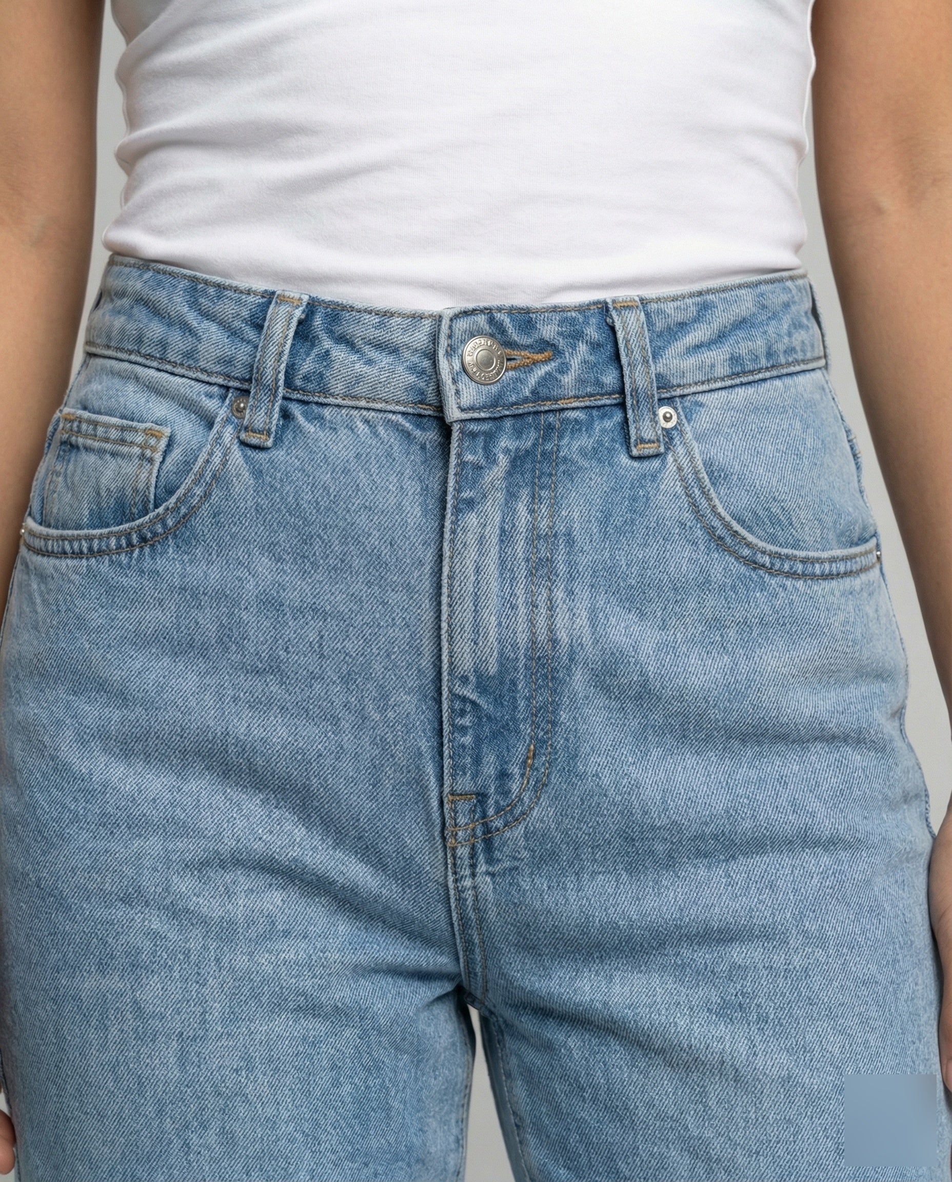 Women's Classic Tapered Denim Denim Pants - Close-Up Detail