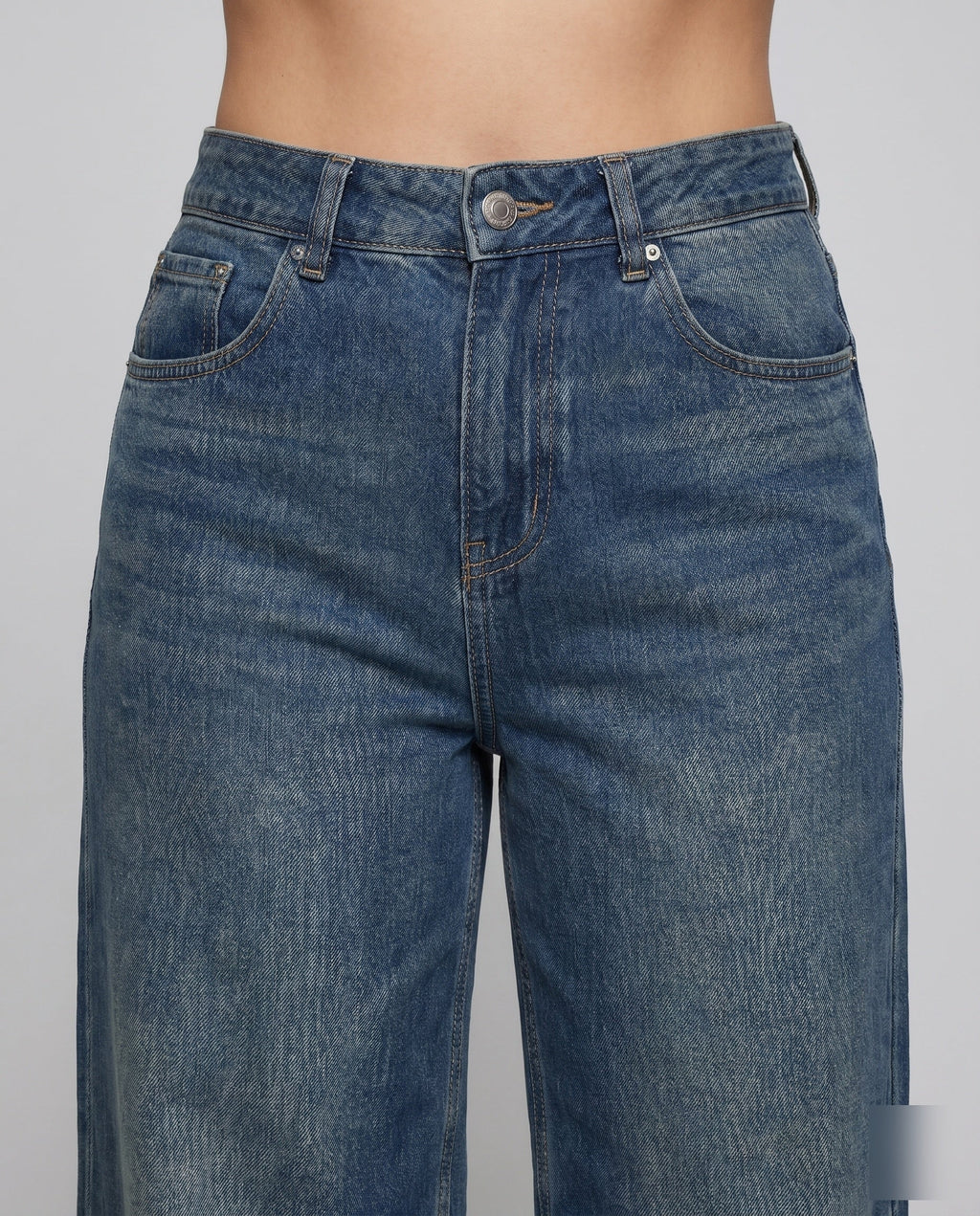 Women's Wide-Cut Denim Pants - Close-Up Detail