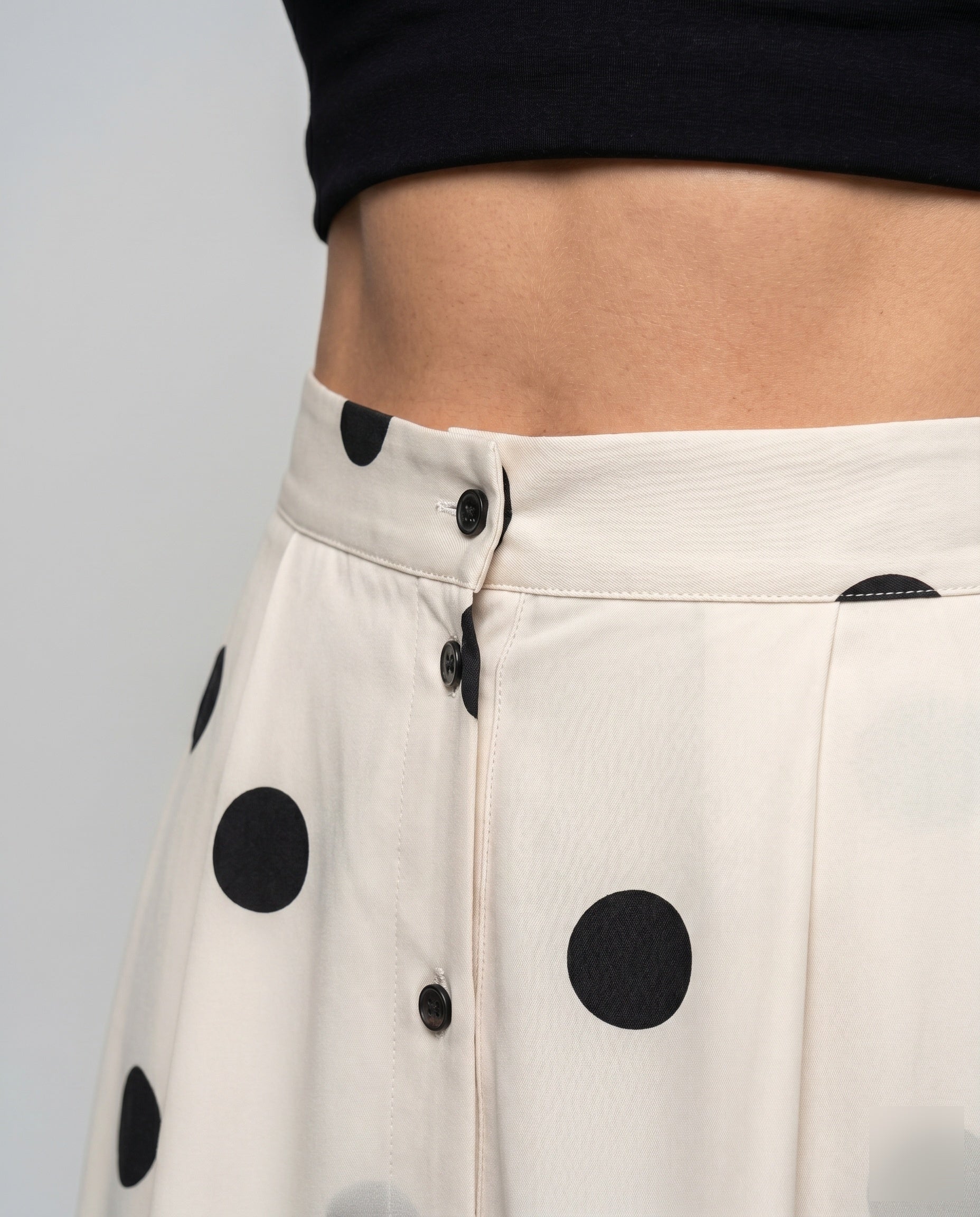 Women's Midi Skirt with Stylish Polka Dot Pattern and Waist Belt - Close-Up Detail