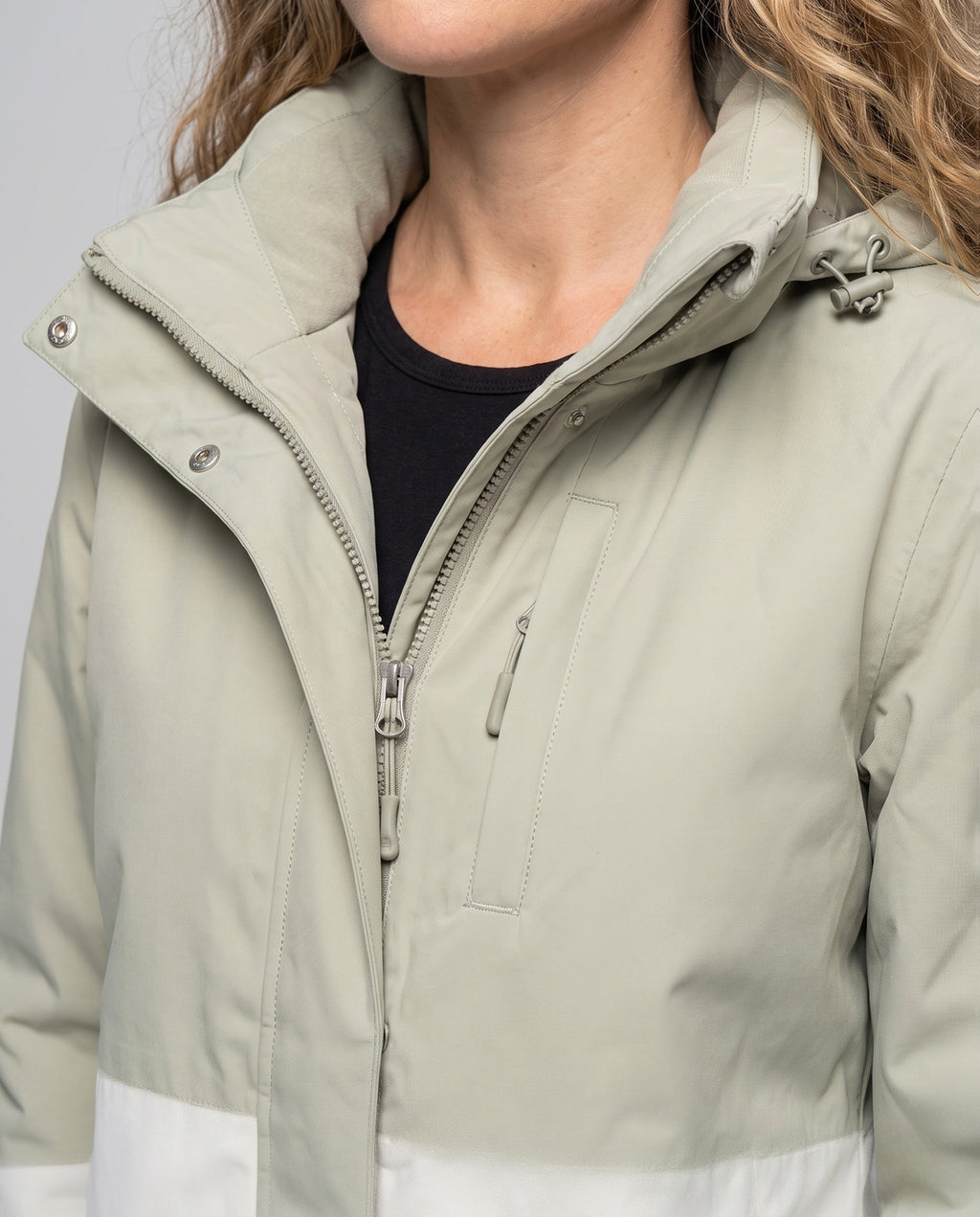 Women's Technical Multifunction Jacket with Practical Pockets - Close-Up Detail
