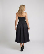 Women's Elegant Long Dress with Fitted Silhouette and Flowing Skirt
