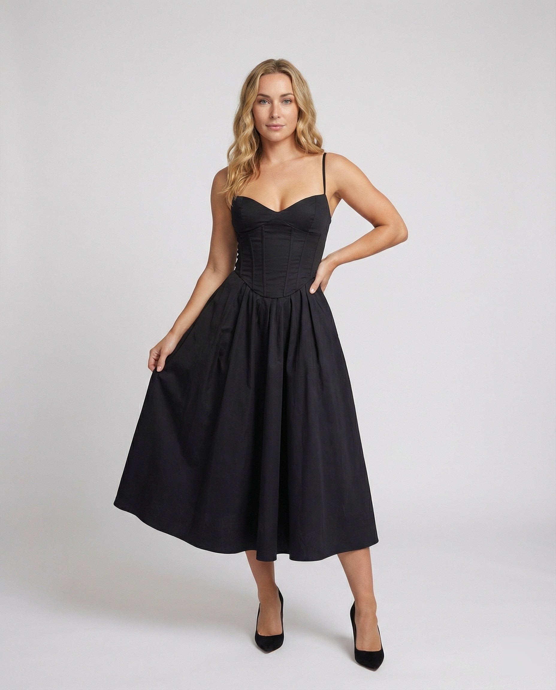 Women's Elegant Long Dress with Fitted Silhouette and Flowing Skirt