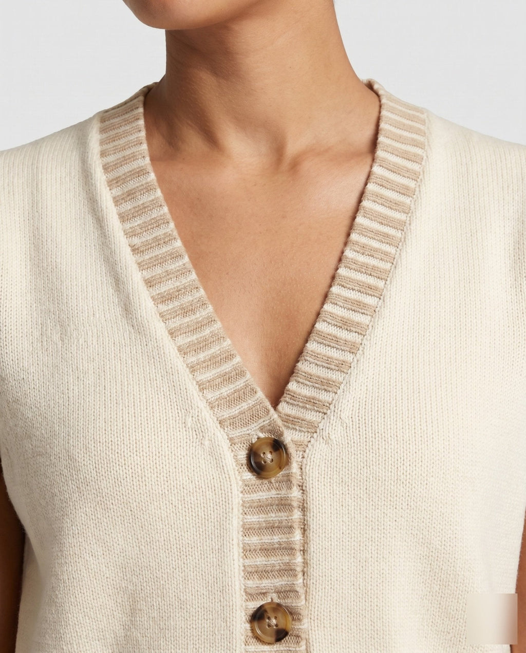 Women's knitted vest with button details and pockets - Chichicherry