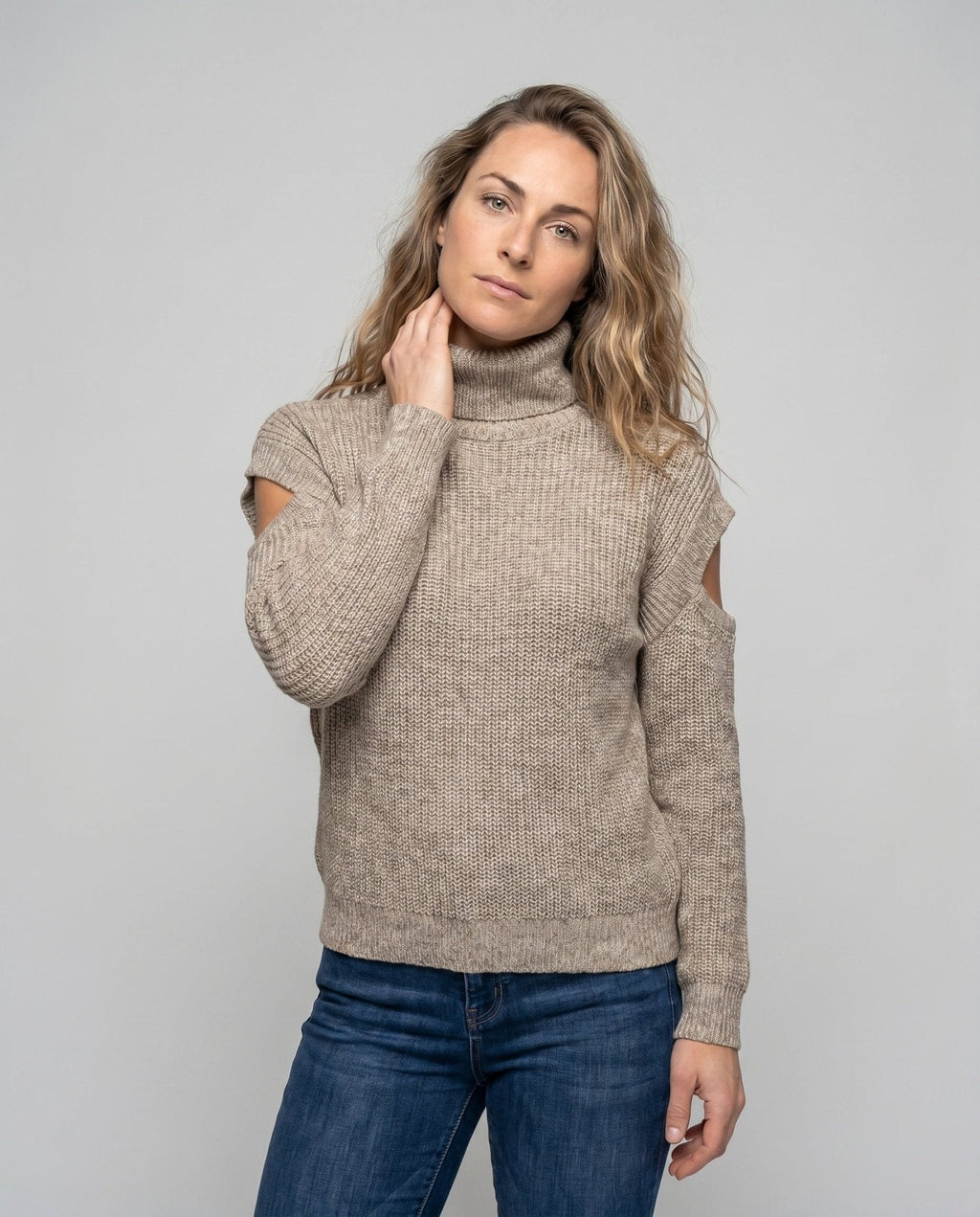 Women's sweater with trendy cut-out design - Chichicherry